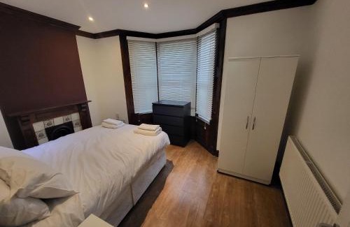 Hammersmith and Fulham Apartment | Large 4 Bedroom House In Central London