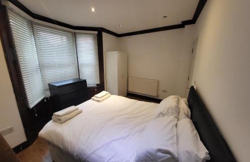 Hammersmith and Fulham Apartment | Large 4 Bedroom House In Central London