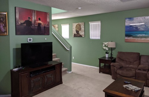 Santa Fe House | Large 4 bedroom! Just off the bypass
