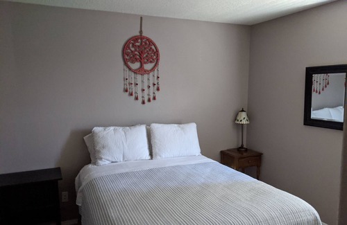 Santa Fe House | Large 4 bedroom! Just off the bypass