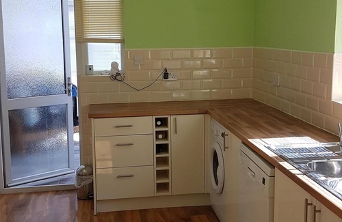 Withernsea House | Large 4 Bedroom Property ,sleeps upto 8, Close To Town Centre And Seafront.