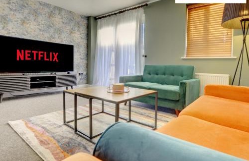 Peterborough House | LARGE 4 Bedroom Semi-Detached House Sleeps 7 By Klarok Short Lets & Serviced Accommodation