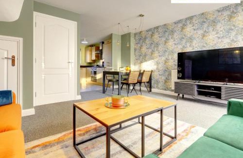 Peterborough House | LARGE 4 Bedroom Semi-Detached House Sleeps 7 By Klarok Short Lets & Serviced Accommodation