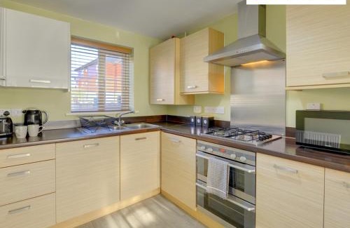 Peterborough House | LARGE 4 Bedroom Semi-Detached House Sleeps 7 By Klarok Short Lets & Serviced Accommodation