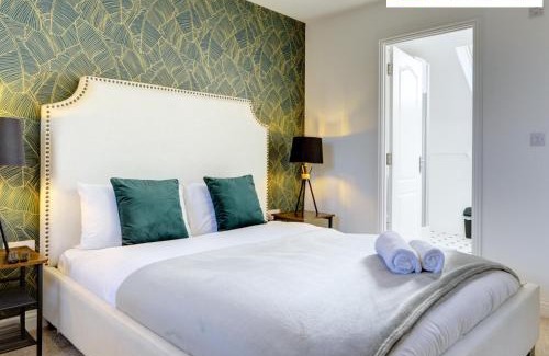 Peterborough House | LARGE 4 Bedroom Semi-Detached House Sleeps 7 By Klarok Short Lets & Serviced Accommodation