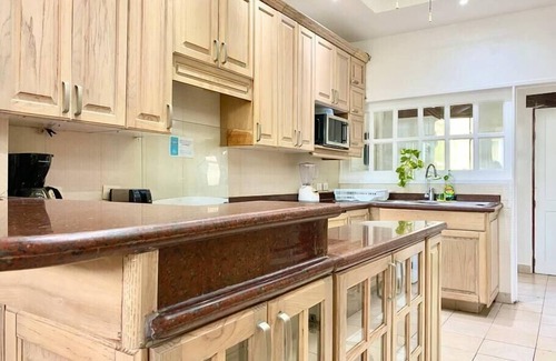 Zona Hotelera House | Large 4 bedroom Villa in Hotel Zone!