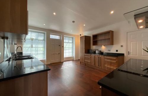 Hepworth House | Large 4 double bedroomed townhouse in central Holmfirth