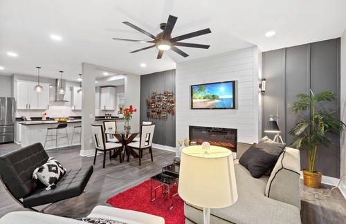 Near Northside House | Large 4BR/4Bth Private House Centrally Located in Downtown Indianapolis