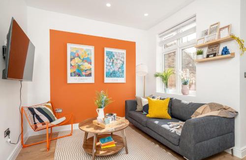 Southbury House | Large 4BR Contractor-Friendly House - Sleeps 10 - Free parking - North London