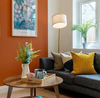 Southbury House | Large 4BR Contractor-Friendly House - Sleeps 10 - Free parking - North London