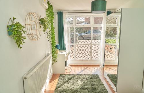 Stonnall House | Large 5 Bed House -2 bath, Parking & Garden