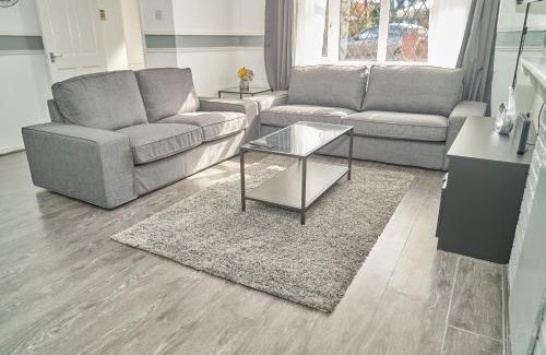 Stonnall House | Large 5 Bed House -2 bath, Parking & Garden