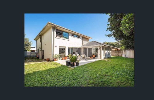 Biggera Waters House | Large 5 bedroom home 5 minute walk to Harbour Town