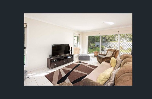 Biggera Waters House | Large 5 bedroom home 5 minute walk to Harbour Town