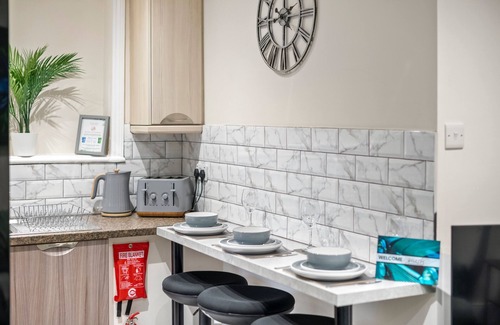Cowley House | Large 5 Bedroom-free Parking-great Transport Links