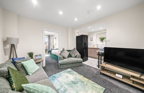 Cowley House | Large 5 Bedroom-free Parking-great Transport Links