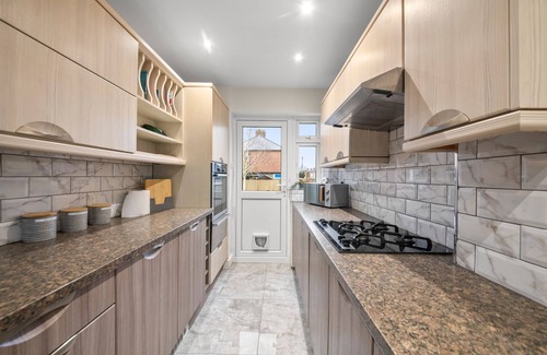Cowley House | Large 5 Bedroom-free Parking-great Transport Links