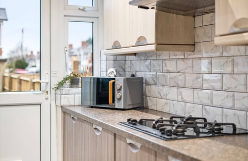 Cowley House | Large 5 Bedroom-free Parking-great Transport Links