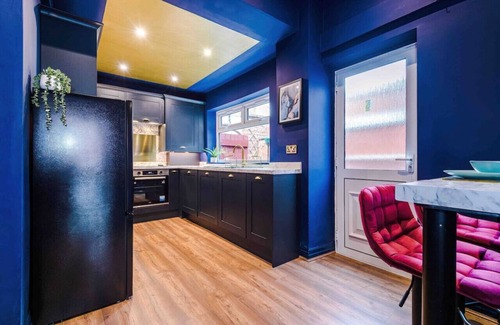 Salford House | Large 5 Bedroom Home perfect for groups
