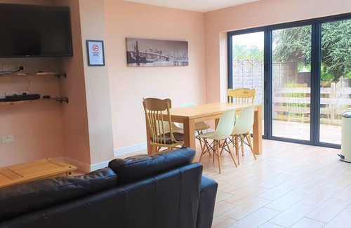 Swindon House | Large 5 Bedroom House Terrace Parking
