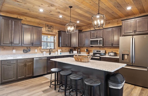 Bellevue Cabin | Large 5 Bedroom with Hot Tub, Fire Pit, WiFi, Arcade, King Beds, GREAT VIEW!