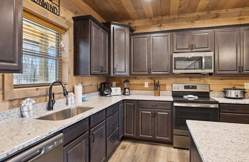 Bellevue Cabin | Large 5 Bedroom with Hot Tub, Fire Pit, WiFi, Arcade, King Beds, GREAT VIEW!