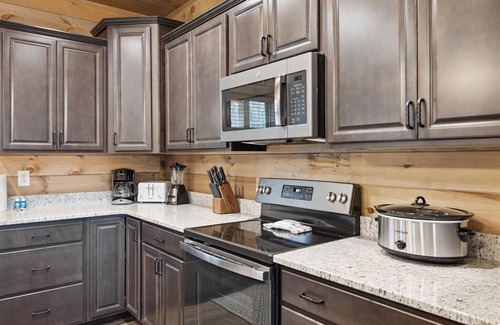 Bellevue Cabin | Large 5 Bedroom with Hot Tub, Fire Pit, WiFi, Arcade, King Beds, GREAT VIEW!