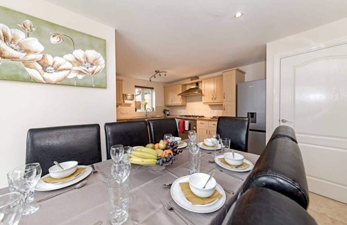 Bedford House | Large 5BR Home in Bedford Ideal for big Groups