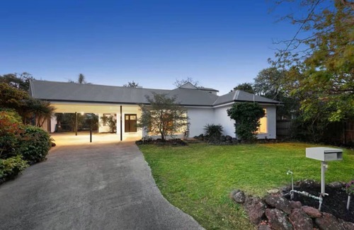 Brighton East House | Large 5BR Home-Pool-BBQ-4 CarPark-Central Location