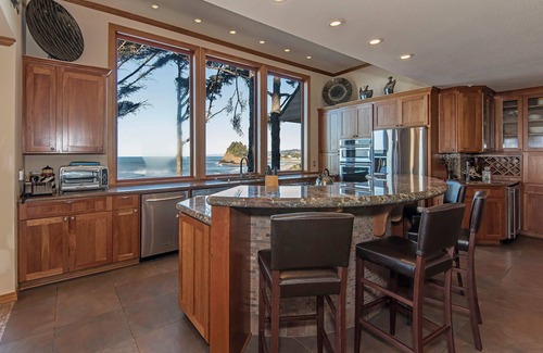 Neskowin House | LARGE 6 BDRM OCEAN FRONT WITH AMAZING VIEWS, HOT TUB, BEACH ACCESS. Pet friendly