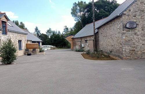 Martigne-Ferchaud House | Large 6-bedroom gîte near Rennes, 2bathrooms, 3wc, heated swimming pool, 10p pond