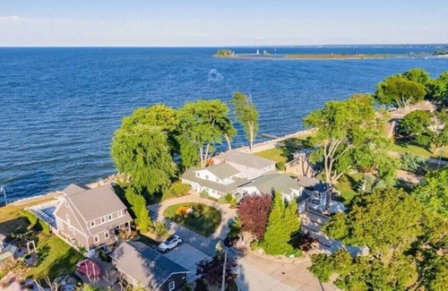Huron House | Large 6 bedroom cozy lakefront home
