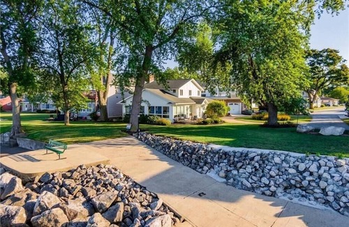 Huron House | Large 6 bedroom cozy lakefront home