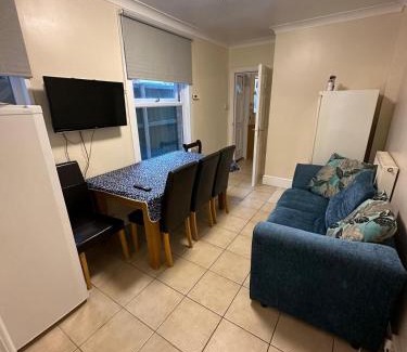 Boston House | Large 6 Bedroom House In The Centre with lots of road parking