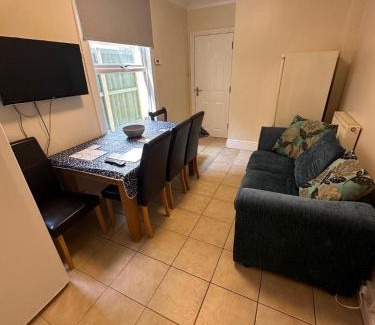 Boston House | Large 6 Bedroom House In The Centre with lots of road parking