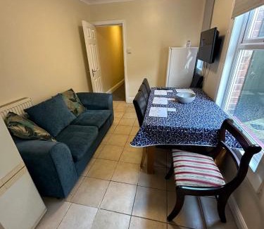 Boston House | Large 6 Bedroom House In The Centre with lots of road parking