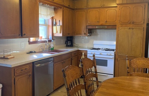 Russellville House | Large 70's Style Vintage House
