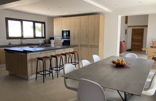 Arles Villa | Large air-conditioned villa with heated pool and enclosed garden 5min from Arles
