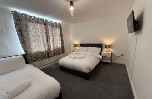 Bridgend House | Large and Peaceful 4-Bedroom House in Bridgend