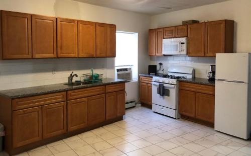 Elizabeth Apartment | Large and private apartment can sleep up to 8 people comfortably with direct NYC Manhattan train only 5 minute walk away
