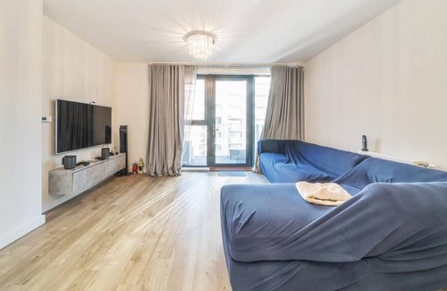Park Royal Apartment | Large and well equipped ensuite Master Bedroom