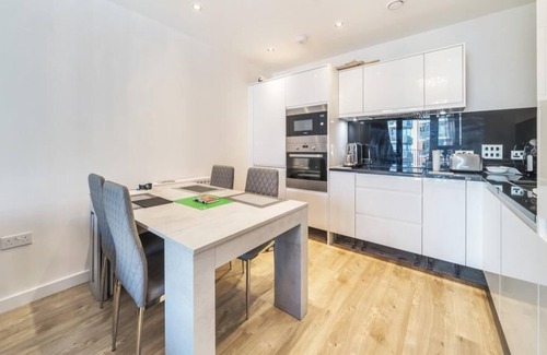 Park Royal Apartment | Large and well equipped ensuite Master Bedroom