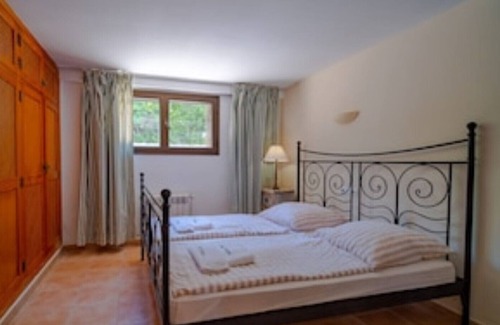 Urbanizacion Mont Ferrutx Apartment | Large apartment in a villa by the sea (Sa Vinya II)