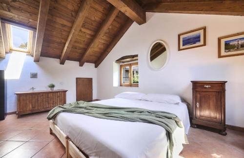 Perledo Apartment | Large apartment in the village near Varenna
