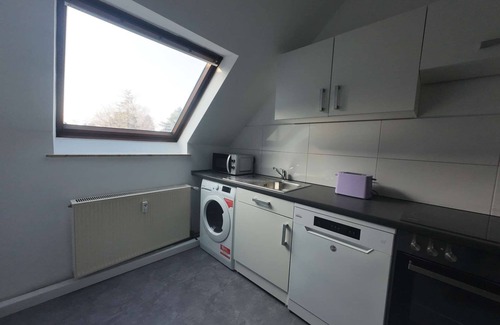Solingen Apartment | Large apartment with 4 bedrooms and living room.
