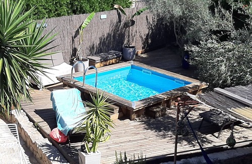 Agay Apartment | Large art deco apartment 50 metres from the beach
