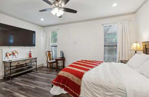 West Dallas House | Large BackYard & Patio, Family Friendly, Near Downtown Dallas