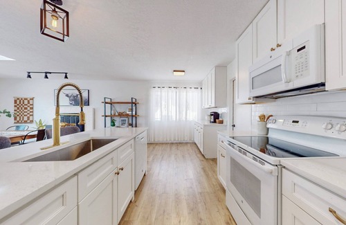 Academy Place House | Large Backyard, Walking Distance to Bars and Restaurants. 10 Minutes to Tram!