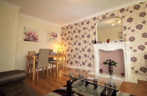 Doncaster Apartment | Large Balcony Apartment - 2 Double Beds - Sleeps 4 - Close to Town & Racecourse - Off Street Parking 2 Cars - Fast Wifi