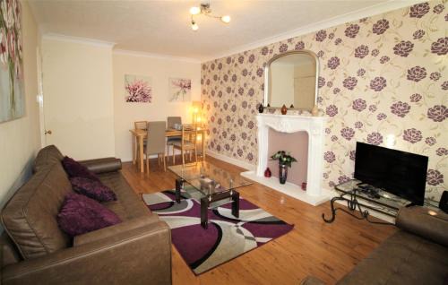 Doncaster Apartment | Large Balcony Apartment - 2 Double Beds - Sleeps 4 - Close to Town & Racecourse - Off Street Parking 2 Cars - Fast Wifi